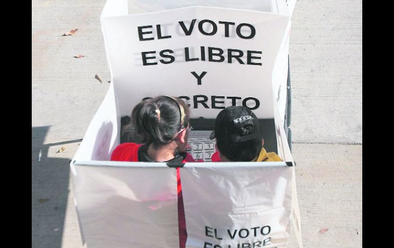 En 2006, ocho de cada 10 mexicanos que se inscribieron para sufragar desde el extranjero, lo hicieron y su voto contó. EL UNIVERSAL  /