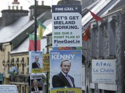 Las calles de Irlanda lucen repletas de carteles electorales. EFE  /