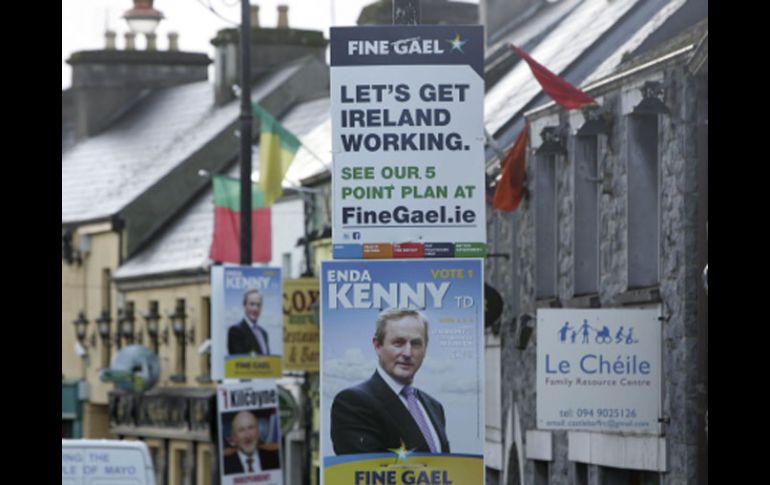 Las calles de Irlanda lucen repletas de carteles electorales. EFE  /