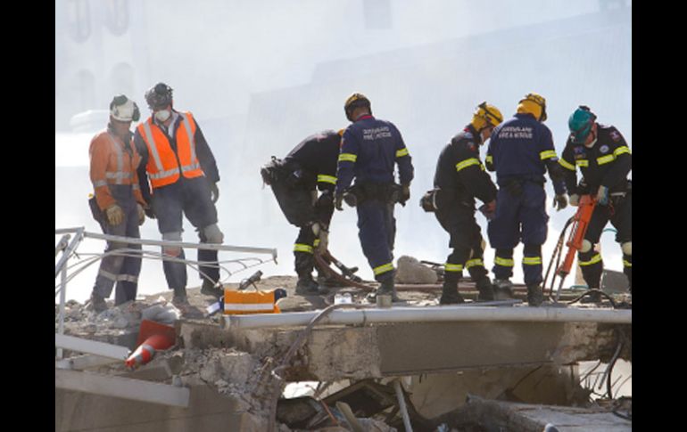 Rescatistas buscan cuerpos entre los escombros, en Christchurch. AFP  /