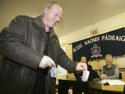 Un hombre deposita su voto en la urna de un colegio electoral en Castlebar. EFE  /