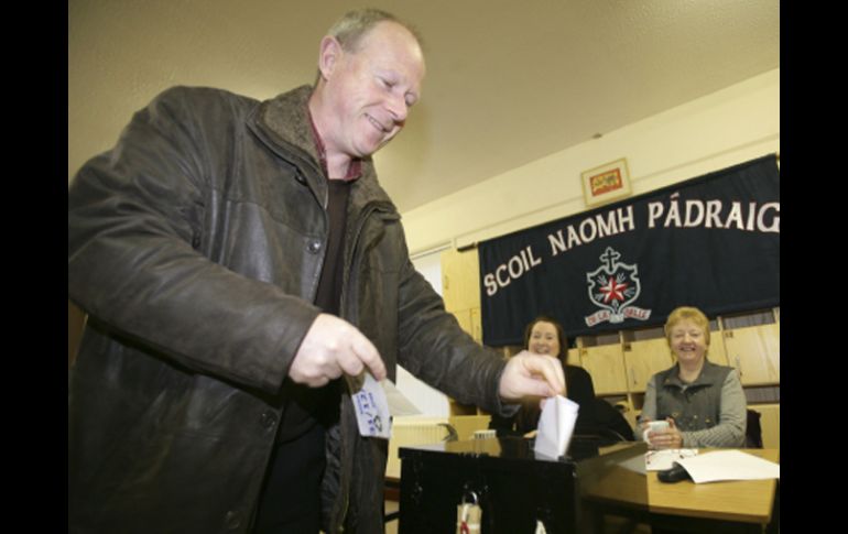 Un hombre deposita su voto en la urna de un colegio electoral en Castlebar. EFE  /