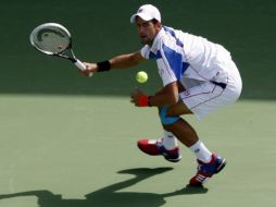 Novak Djokovic devuelve la bola a Berdych en el duelo semifinal del Torneo de Dubai. REUTERS  /