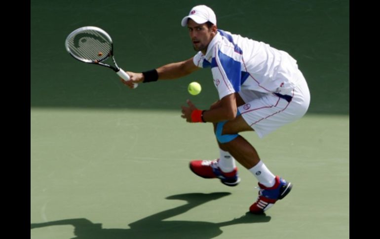 Novak Djokovic devuelve la bola a Berdych en el duelo semifinal del Torneo de Dubai. REUTERS  /