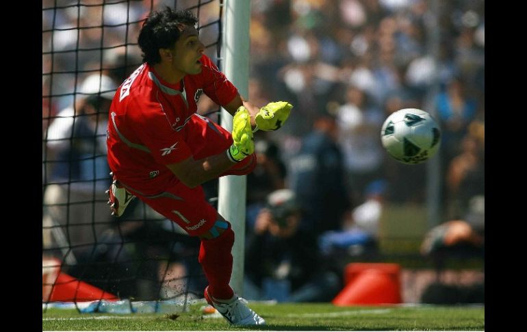 Luis Michel rechazando el esférico en el duelo ante Pumas. MEXSPORT  /