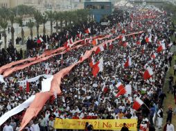 Opositores exigen la dimisión del gobierno de Bahréin durante una marcha por las calles de Manama. EFE  /