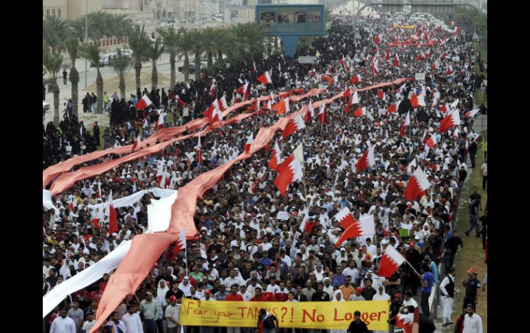 Opositores exigen la dimisión del gobierno de Bahréin durante una marcha por las calles de Manama. EFE  /