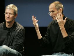 En la fotografía observamos a Tim Cook, director general de operaciones,a la izquierda y a Steve Jobs a la derecha. REUTERS  /