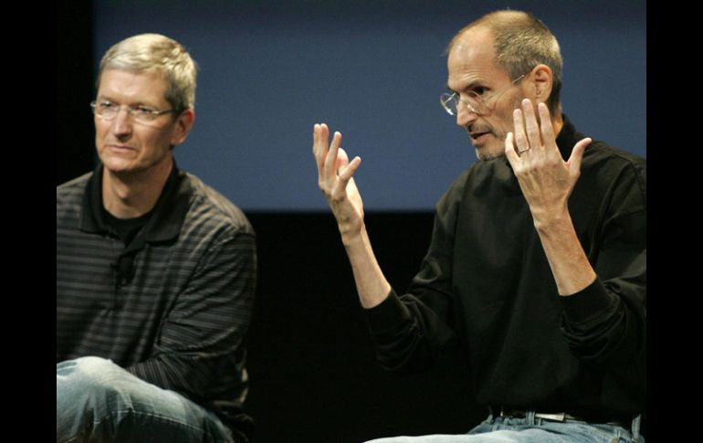 En la fotografía observamos a Tim Cook, director general de operaciones,a la izquierda y a Steve Jobs a la derecha. REUTERS  /