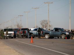 Militares y policías en el sitio donde se hallaron los cuerpos de los parientes de Josefina Reyes. AP  /