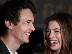 James Franco además se encuentra nominado como mejor actor por ''127 horas'' en la imagen con Anne Hathaway. AP  /