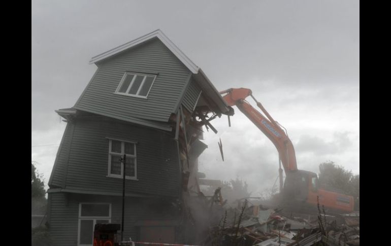 Una casa averiada luego del terremoto del pasado martes, es destruída. EFE  /