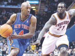 Chauncey Billups intenta evadir la marca de  J.J. Hickson, en la derrota de los Knicks ante los Cavs. AFP  /