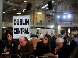 Un grupo de personas supervisa el conteo de votos en las elecciones generales de Irlanda en Dublín.EFE  /