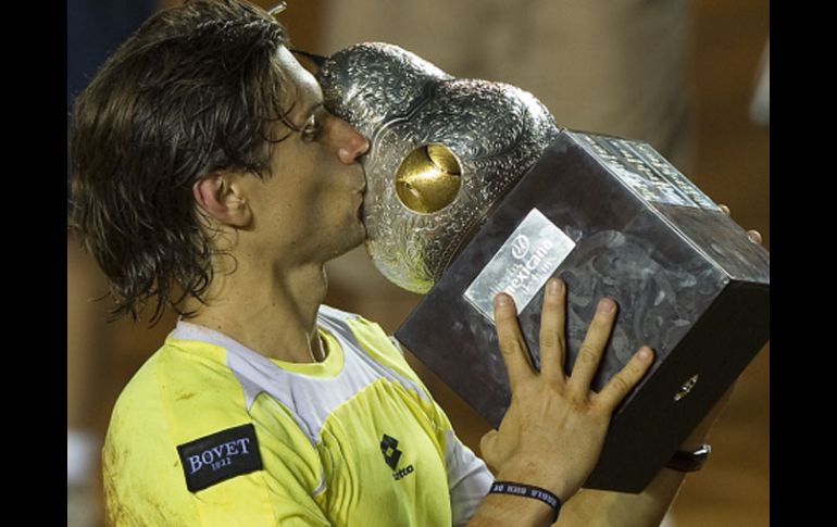 El tenista español David Ferrer celebra su victoria que lo corona en el Abierto Mexicano de Tenis en Acapulco. EFE  /