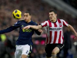 Erik Pieters (der.) del PSV lucha por el dominio del esférico. AFP  /