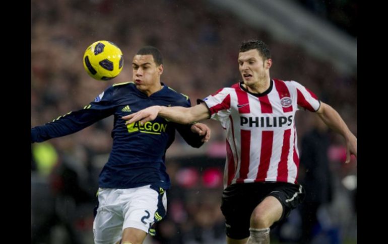 Erik Pieters (der.) del PSV lucha por el dominio del esférico. AFP  /