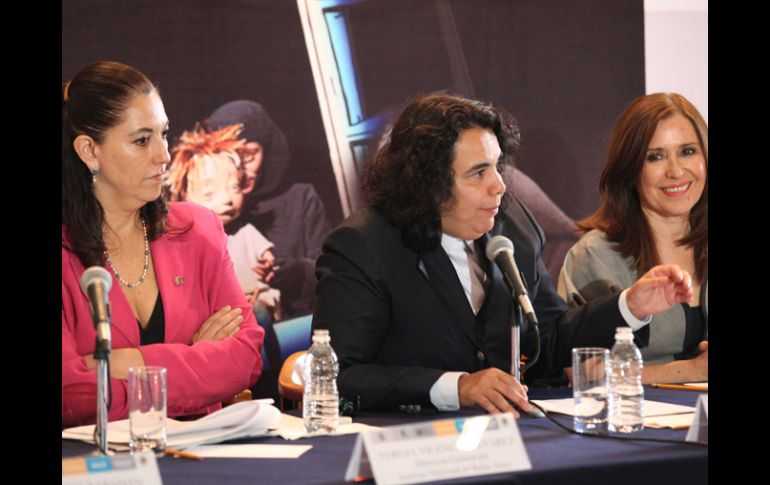 (i a d) Teresa Vicencio, Directora General del INBA, Consuelo Sáizar, Presidenta de Conaculta y María Rojo. NTX  /