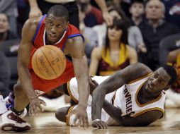 Thaddeus Young (izq.) de Filadelfia, pelea un balón con J.J. Hickson, en el último cuarto del encuentro de esta noche, en Cleveland. AP  /