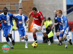 'Chicharito' es seguido por toda la zaga del Wigan, a la que le metió dos goles el sábado pasado. MEXSPORT  /