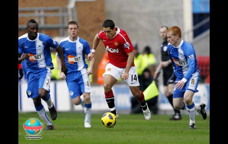 'Chicharito' es seguido por toda la zaga del Wigan, a la que le metió dos goles el sábado pasado. MEXSPORT  /