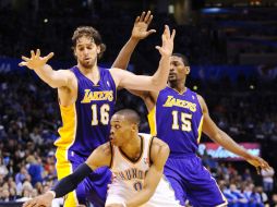 Pau Gasol (16) y Ron Artest (15) hacen un gran trabajo defensivo sobre el base de Oklahoma, Russell Westbrook. EFE  /