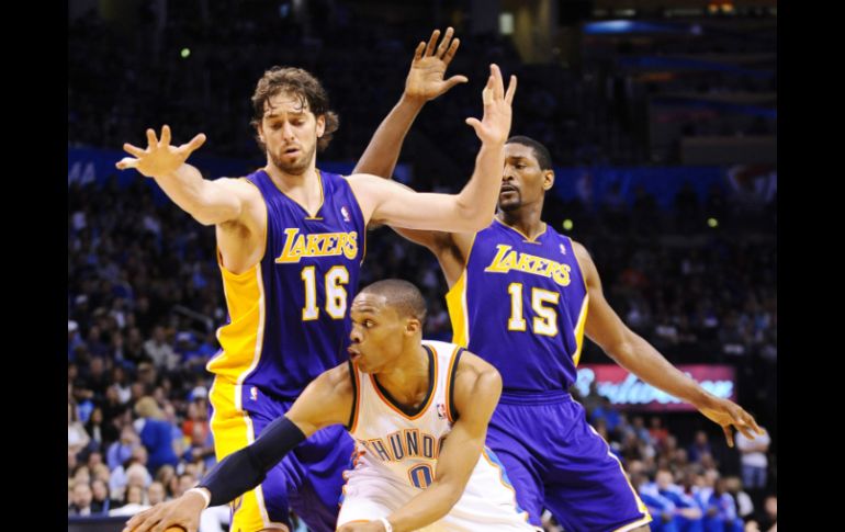 Pau Gasol (16) y Ron Artest (15) hacen un gran trabajo defensivo sobre el base de Oklahoma, Russell Westbrook. EFE  /