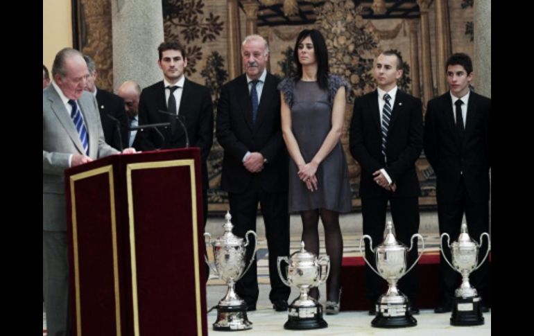 Iker Casillas y Vicente del Bosque fueron los representantes de la Selección de España que recogieron el reconocimiento. REUTERS  /