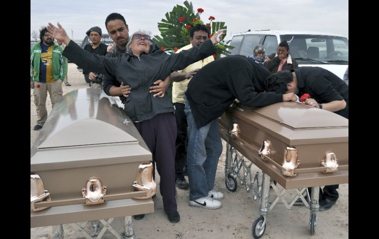 Durante el fin de semana sepultaron a dos miembros que fueron encontrados muertos en días pasados. AP  /