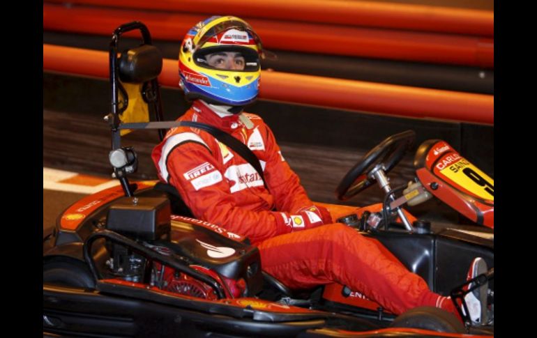 El piloto de Fórmula Uno  Fernando Alonso participa en una carrera de karts celebrada en Madrid. EFE  /