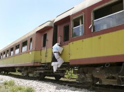 La causa principal de los accidentes ferroviarios deriva de los pasos a nivel ilegales por los que pasan automóviles y personas. EFE  /