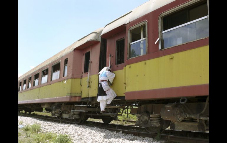 La causa principal de los accidentes ferroviarios deriva de los pasos a nivel ilegales por los que pasan automóviles y personas. EFE  /