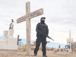 Imagen de archivo en la que un policía hace guardia durante el entierro de los familiares de Sara Salazar. REUTERS  /