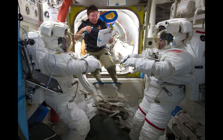 Los astronautas se preparan para su próxima caminata. EFE  /