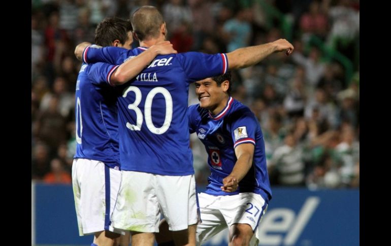 Los jugadores de La Máquina celebrando una anotación en la fecha ocho del Clausura 2011. MEXSPORT  /