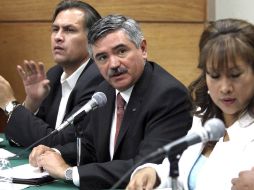 El presidente del IFE, Leonardo Valdés Zurita (centro), se reunió con diputados de la Comisión de procesos electorales. EL UNIVERSAL  /