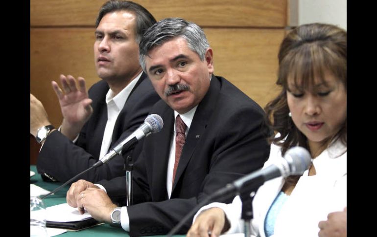 El presidente del IFE, Leonardo Valdés Zurita (centro), se reunió con diputados de la Comisión de procesos electorales. EL UNIVERSAL  /