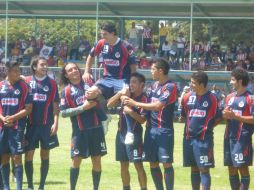 Magallón es levantado en hombros por sus compañeros, cuando el sonido local anunció su nombre. E. LÓPEZ  /