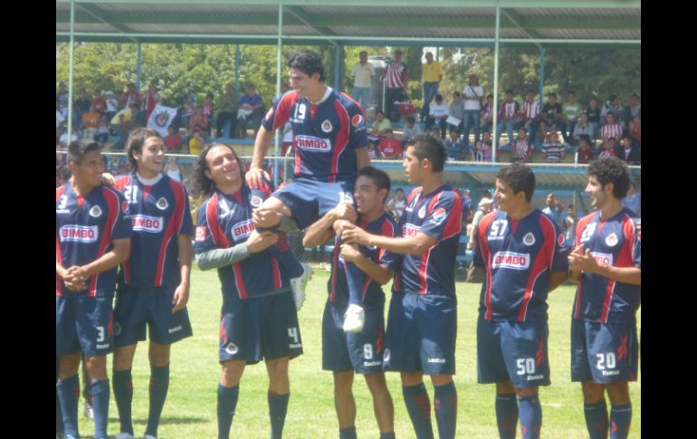 Magallón es levantado en hombros por sus compañeros, cuando el sonido local anunció su nombre. E. LÓPEZ  /