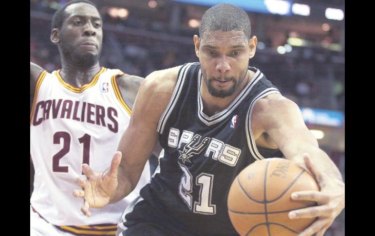 Tim Duncan (negro) de San Antonio, recupera  un balón ante J.J. Hickson. REUTERS  /