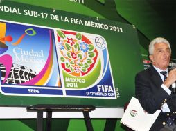 Justino Compeán presentó el logo que identificará a la Ciudad de México en el Mundial Sub-17. EFE  /