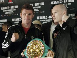 Saúl 'Canelo' Álvarez (izq.) dijo que va por la corona de los súper welter del CMB. AP  /