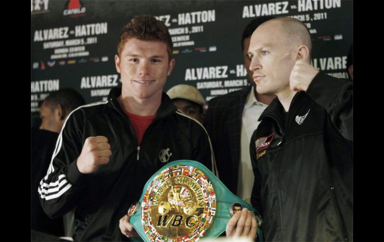 Saúl 'Canelo' Álvarez (izq.) dijo que va por la corona de los súper welter del CMB. AP  /