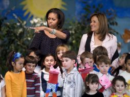 Las primeras damas de EU, Michelle Obama y México, Margarita Zavala durante una visita al colegio público bilingüe Oyster-Adams. EFE  /