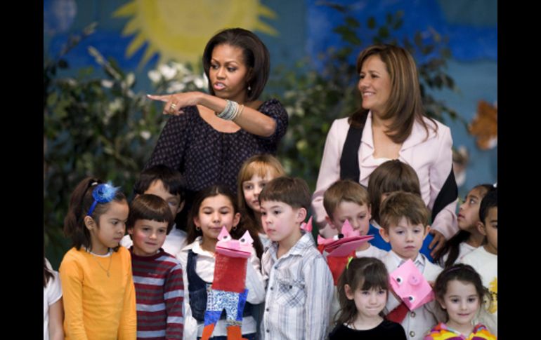 Las primeras damas de EU, Michelle Obama y México, Margarita Zavala durante una visita al colegio público bilingüe Oyster-Adams. EFE  /