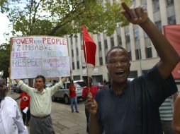 Activistas de Zimbabue y Sudáfrica, manifiestan ante la Alta Comisión de Zimbabue en Johannesburgo, Sudáfrica. EFE  /