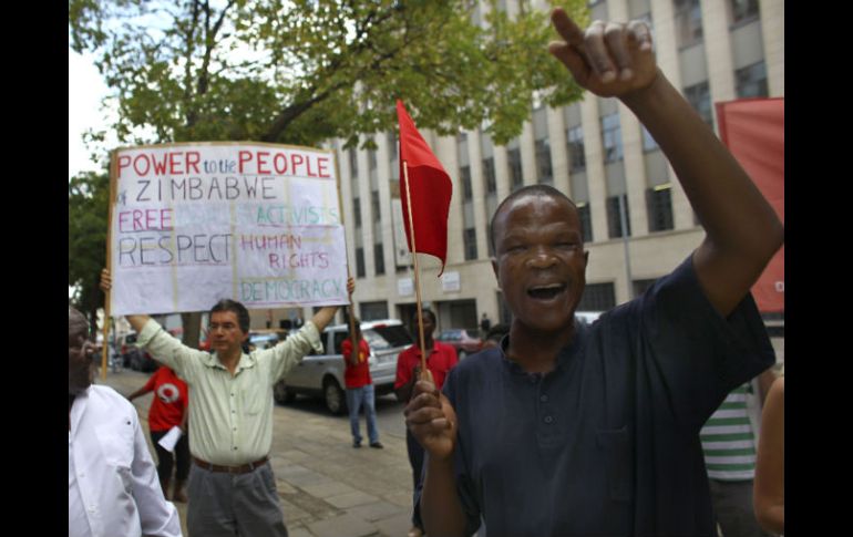 Activistas de Zimbabue y Sudáfrica, manifiestan ante la Alta Comisión de Zimbabue en Johannesburgo, Sudáfrica. EFE  /