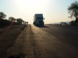 Falta pavimentar un tramo de 600 metros en uno de los carriles a la altura de la Laguna de Cajititlán. F. RAMÍREZ  /