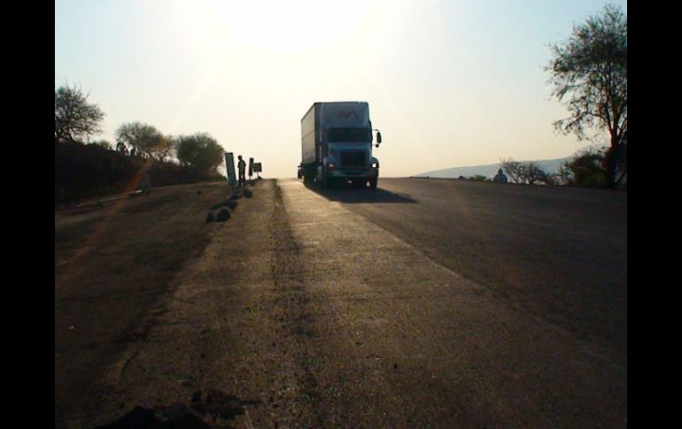 Falta pavimentar un tramo de 600 metros en uno de los carriles a la altura de la Laguna de Cajititlán. F. RAMÍREZ  /