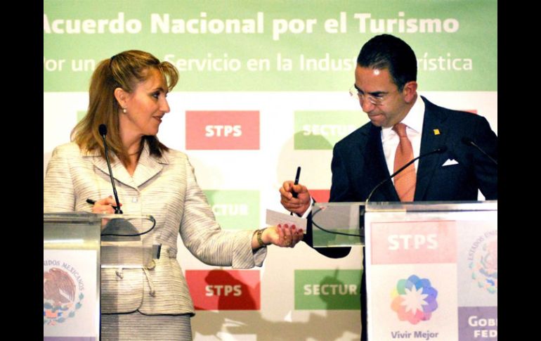 La secretaria de Turismo, Gloria Guevara, y el secretario del Trabajo, Javier Lozano. EL UNIVERSAL  /